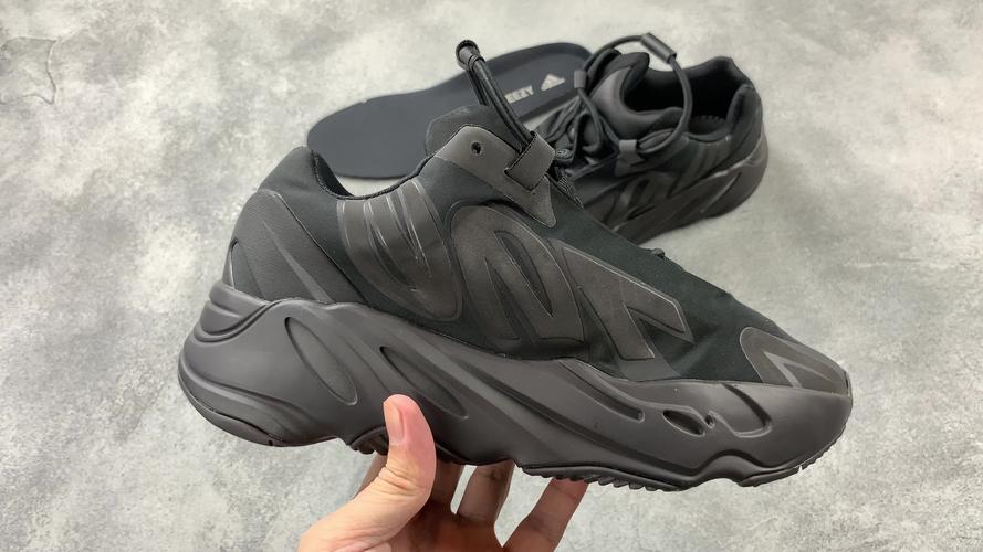 Yeezy700黑蓝将会下月发售，先来看谍照！