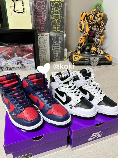 全新 Supreme x Nike SB Dunk High “By Any Means” 实物图曝光！